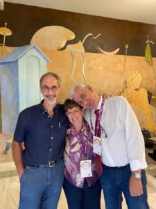 Mme Monica Rozzoni - Présidente de My Everest et épouse de Luigino Sala - avec le Dr. Michele Reni et le Prof. Massimo Falconi du Centre du pancréas de l'IRCCS Ospedale San Raffaele, Milan, Italie.