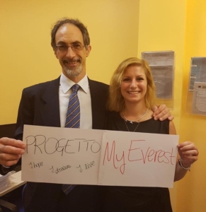 Il Dr. Michele Reni e la Dr.ssa Silvia Romi, i datamanager finanziati da noi, mostrano il payoff di My Everest come testimonial.